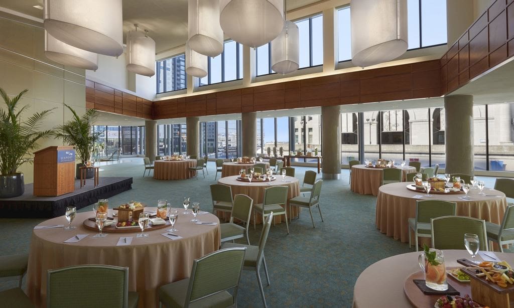 With breathtaking panoramas of boston harbor and the seaport district, the dramatic lighthouse ballroom features 25-foot ceilings and floor-to-ceiling windows.